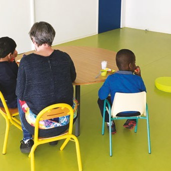 image : Deux enfants et un adulte dans une Salle de classe - Mont de Marsan Agglo